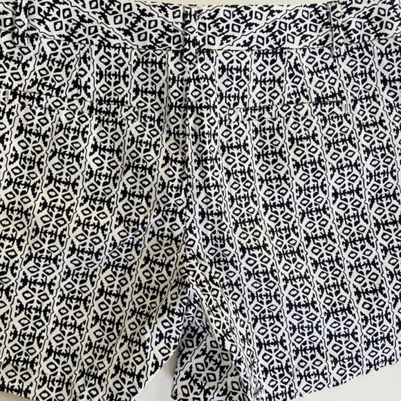 Banana republic black and white shorts Size 12.  Pockets and belt loops - Picture 2 of 6